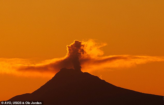 اگر فعالیت Mount Spurr همچنان به افزایش خود ادامه دهد ، نشانه بعدی فوران یک لرزش آتشفشانی خواهد بود. تصویر Mount Spurr در ماه مارس است. نشان دادن بخار از دهانه