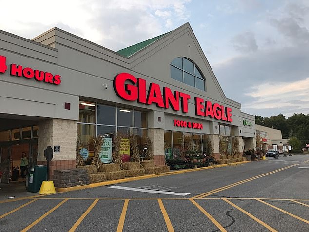 Giant Eagle ، یک فروشگاه مواد غذایی بزرگ ، گفت که غذای تازه پخته شده و تازه پخته شده آن ، نیمی از نان صنوبر چندگانه و نان صمیمی و ترشحات ترشح شده از تاریخ 7 آوریل و 12 آوریل از قفسه ها کشیده شده است