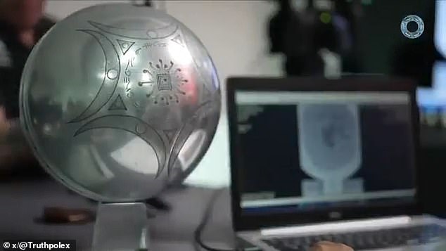 این کره همچنین نمادهایی را نشان می دهد که تیم در مقایسه با اسکریپت های باستانی ، از جمله رون ها ، اوگام و سیستم های نوشتن بین النهرین. آنها همچنین از هوش مصنوعی برای کمک به رمزگشایی پیام احتمالی استفاده کردند