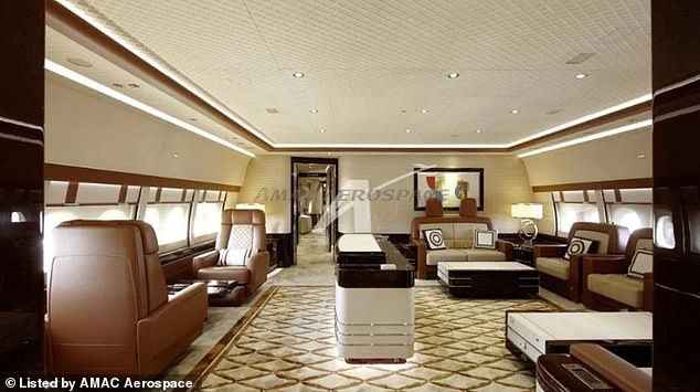 سالن خصوصی (تصویر) در همان عرشه با اتاق خواب مستر 747 و اتاق خواب مهمان واقع شده است
