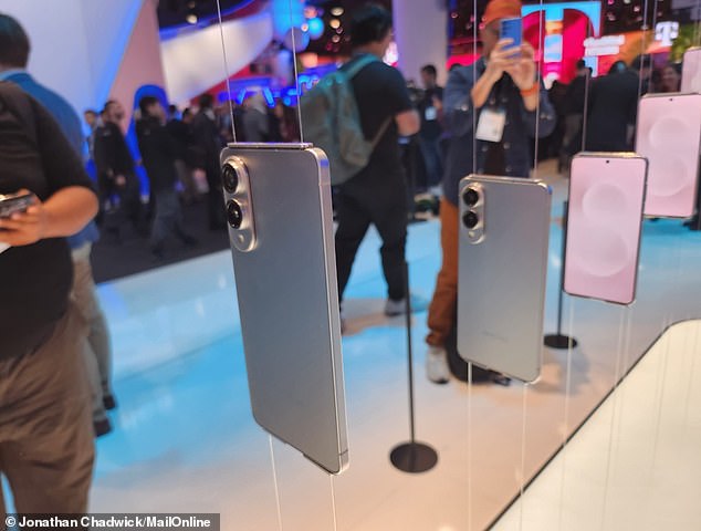 MailOnline در ماه مارس نگاهی اولیه به S25 Edge در کنگره جهانی موبایل داشت