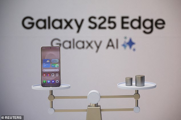با وجود فاکتور شکل مشابه ، Edge S25 فقط 163 گرم وزن دارد