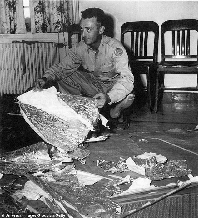با شکوه 12 با دستور اجرایی مخفی توسط رئیس جمهور هری ترومن به دنبال تصادف UFO در روزول ، نیومکزیکو ایجاد شده است