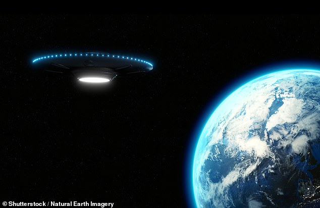 گفته می شود که یک گروه دولتی مخفی که به عنوان Majestic 12 شناخته می شود ، مسئولیت آزمایش یک UFO بازیابی شده را بر عهده داشت