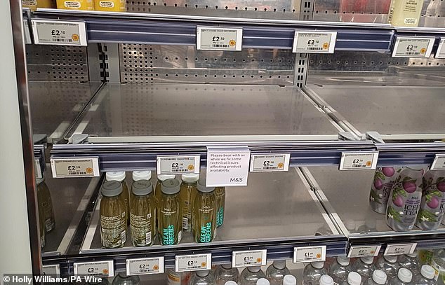 برخی از فروشگاه های Marks & Spencer به دلیل حمله سایبری که بر عملکرد آن تأثیر می گذارد ، با قفسه های خالی باقی مانده است. تصویر ، M&S در Paddington ، لندن ، 29 آوریل 2025