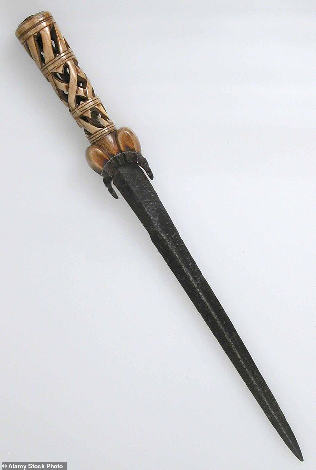 Daggers Ballock یا Bollock یک سلاح مشترک از دهه 1300 تا 1800 در سراسر اروپای شمالی بود. حوزه های گرد می توانستند چنگال اضافی را برای مجبور کردن چاقو از طریق ترک های زره پوش فراهم کنند. تصویر: یک چاقوی بالک انگلیسی از 1450-1500