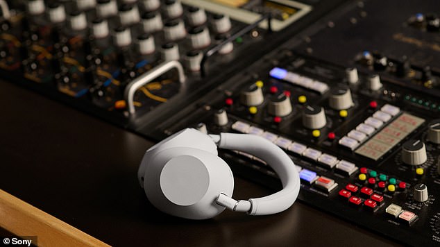 هدفون سونی به دلیل کیفیت صدای شگفت انگیز خود شناخته شده است ، و WHX10006 آن را ارائه می دهد و موارد دیگر