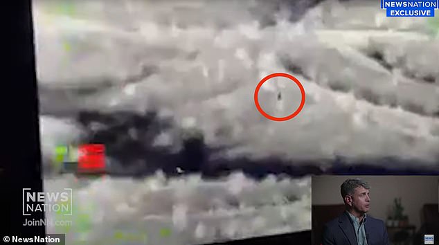باب تامپسون سوت UFO ، یک ویدئوی هرگز دیده نشده از یک UFO به شکل سیگار که در اوایل سال 2020 بر فراز آریزونا پرواز می کرد ، به اشتراک گذاشت