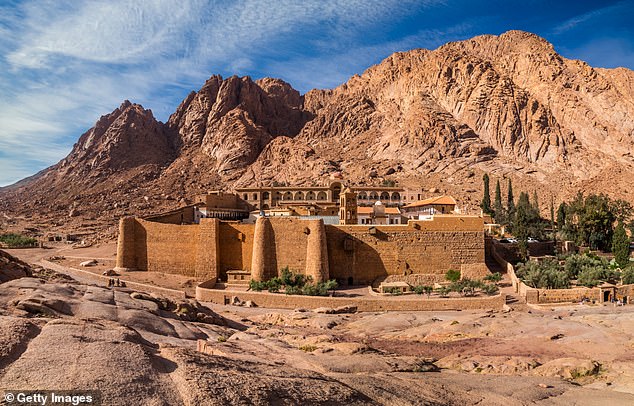 بسیاری از مردم معتقدند که کوه سینا در شبه جزیره سینا مصر است زیرا توصیف کتاب مقدس سفر بنی اسرائیلی ها از طریق بیابان از نزدیک با منطقه تراز می شود. همچنین یک صومعه باستانی در سایت ساخته شده است