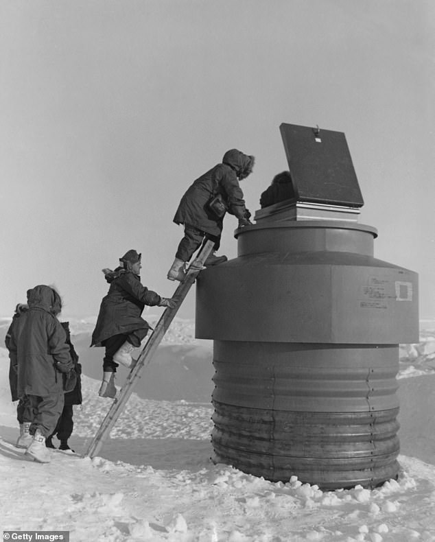 Camp Century یک پایگاه نظامی ایالات متحده است که در سال 1959 ساخته شده است که شامل شبکه ای از 21 تونل اما دقیقاً زیر سطح یخ ورق یخ است و طول کل 9،800 پا را در بر می گیرد