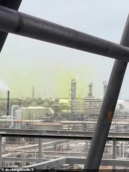 Freeport ، شهری در شهرستان برزوریا ، بیش از 10،500 نفر که به آنها گفته می شود در داخل خانه بمانند ، در آن قرار دارد. سفارشات به مدارس و جوامع اطراف صادر شده است