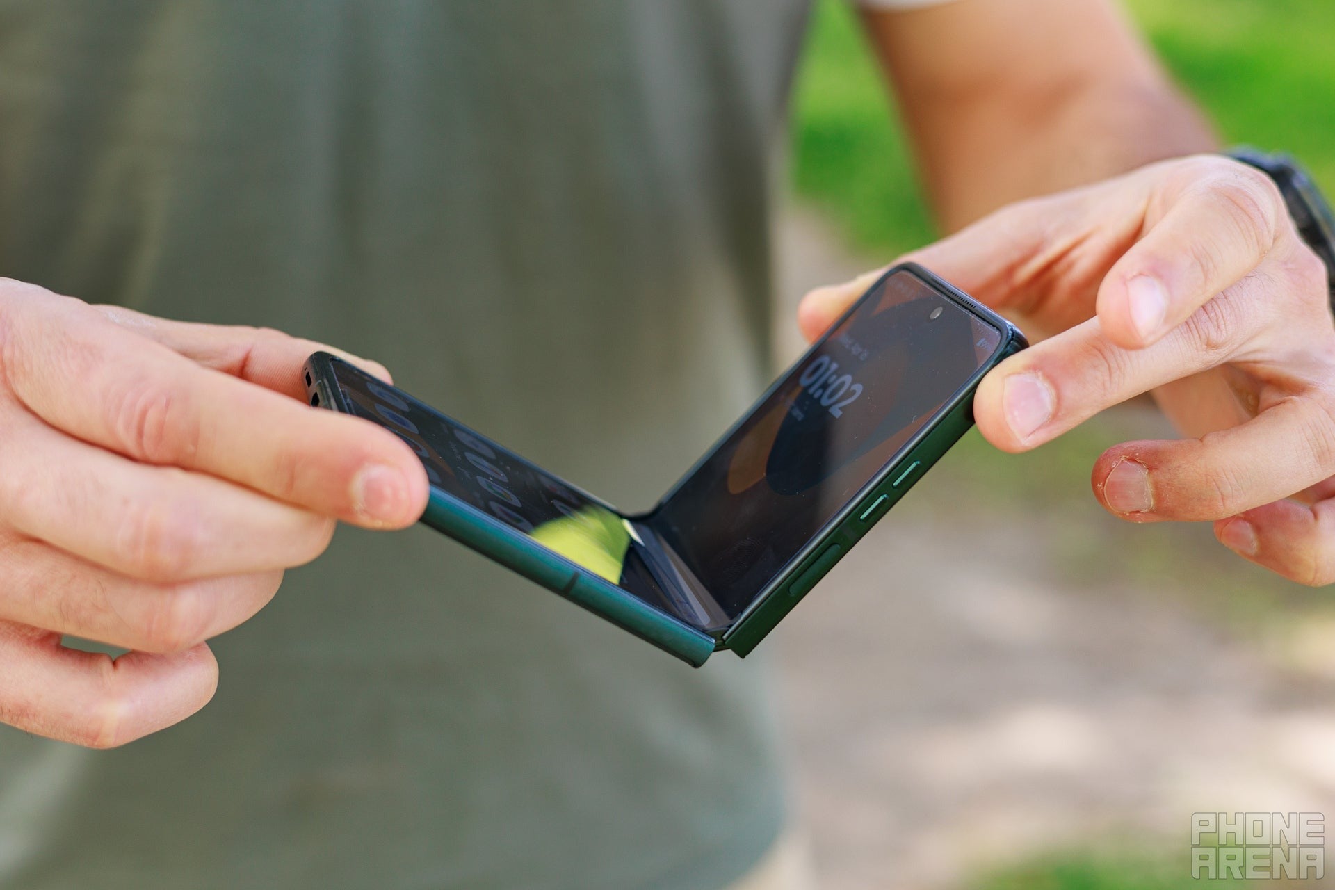 جدید Razr Ultra یک تلفن تلنگر ستاره ای است. | تصویر توسط Phonearena - موتورولا در میان شایعات عجیب و غریب ، راه اندازی RAZR (2025) را در Verizon تأیید می کند
