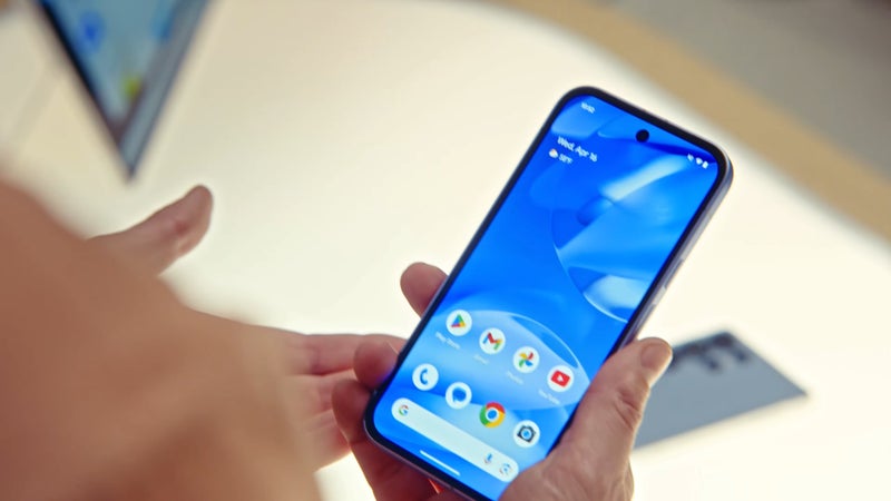 تصویر Google Pixel 9A نمایش داده شده توسط Dieter Bohn در نمایش Android