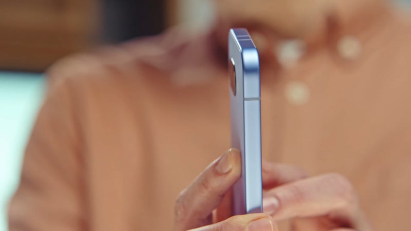 تصویر Google Pixel 9A نمایش داده شده توسط Dieter Bohn در نمایش Android