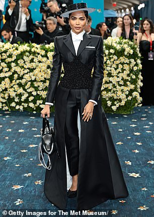 Robot Dog در Met Gala ظاهر می شود - که در یک توکسدو پوشیده شده و با یک الماس 1000 قیراط آراسته شده است