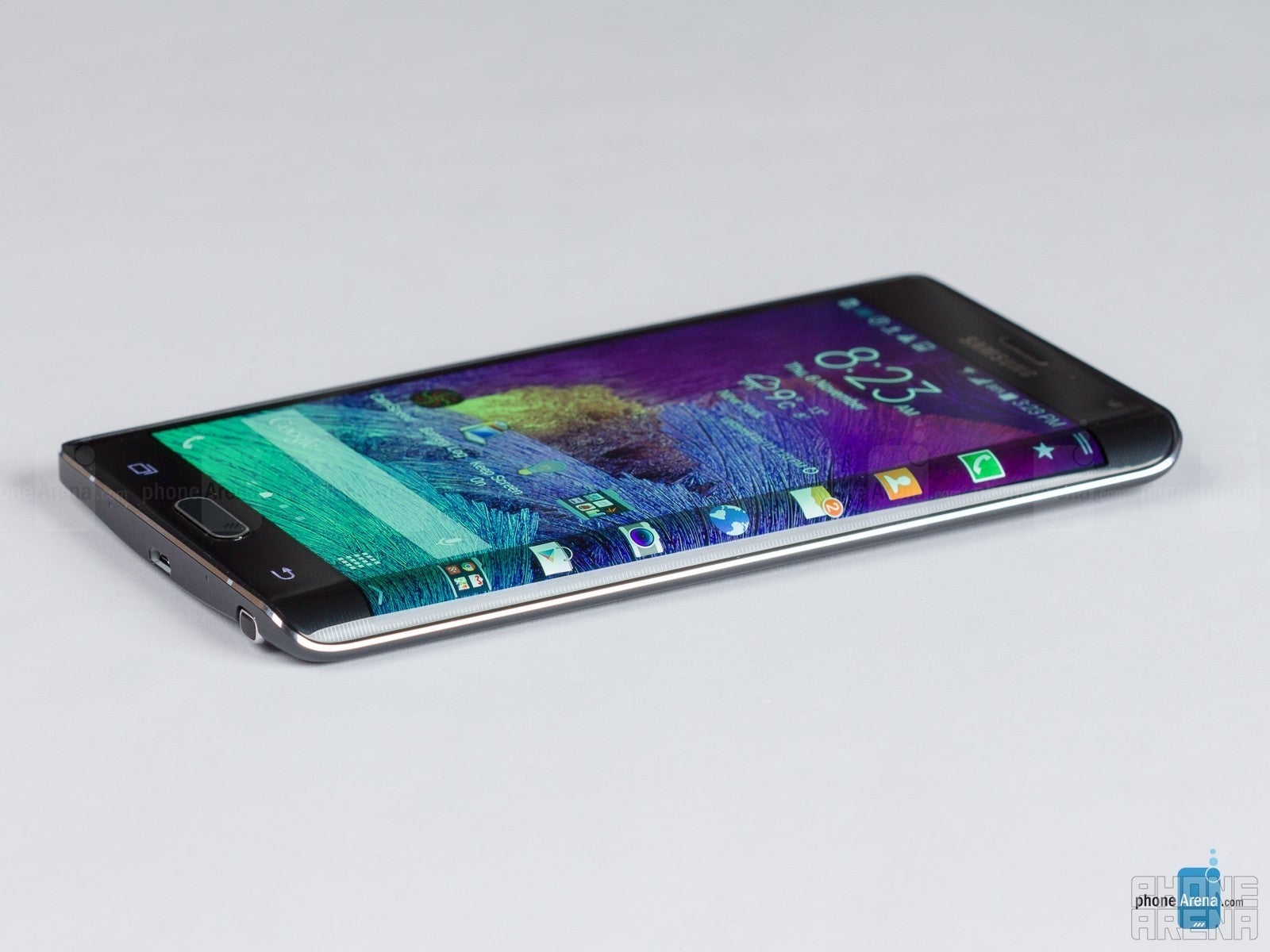 Galaxy Note Edge که روی یک میز قرار دارد ، از طرف آن که منحنی صفحه نمایش است مشاهده می شود. تلفن روشن است و صفحه اصلی و نوار جانبی پرتاب برنامه را در قسمت خمیده نشان می دهد.