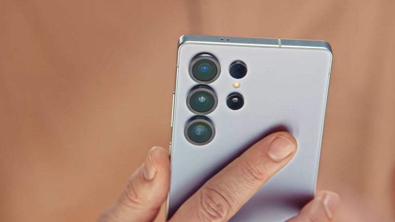 تصویر تصویر سامسونگ Galaxy S25 Ultra که توسط Dieter Bohn در نمایشگاه Android نمایش داده شده است