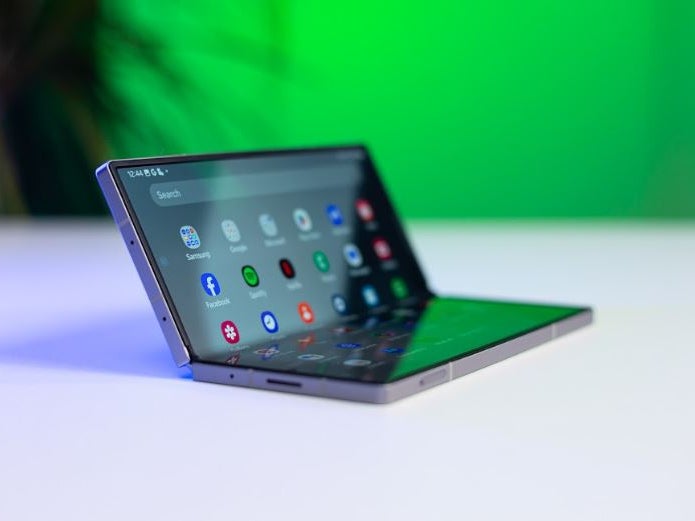 Galaxy Z Fold 6 به فروش نرسید و همچنین سامسونگ امیدوار بود. | اعتبار تصویر - phonearena - آیفون تاشو: اپل دارای یک تاکتیک بازاریابی ویژه در فروشگاه است