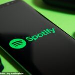 Spotify یک تغییر ظریف ایجاد کرده است که کاربران را خشمگین کرده است - به عنوان یکی از منافذی که برنامه ها را طراحی می کنند هیچ توجهی به حافظه عضلانی ندارند "