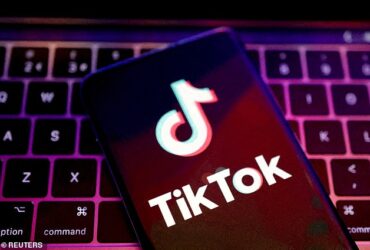 Tiktok در سراسر جهان پایین است زیرا کاربران با تماشای فیلم در برنامه ، مشکلات را گزارش می کنند