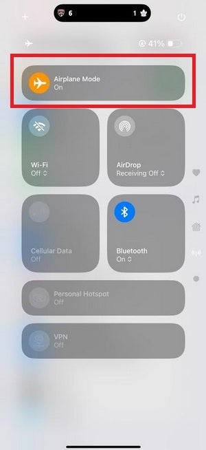 روشن کردن حالت هواپیما با استفاده از مرکز کنترل iOS در آیفون.