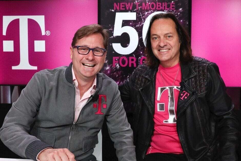مدیر عامل فعلی T-Mobile Mike Sievert با مدیرعامل قبلی جان Legere.