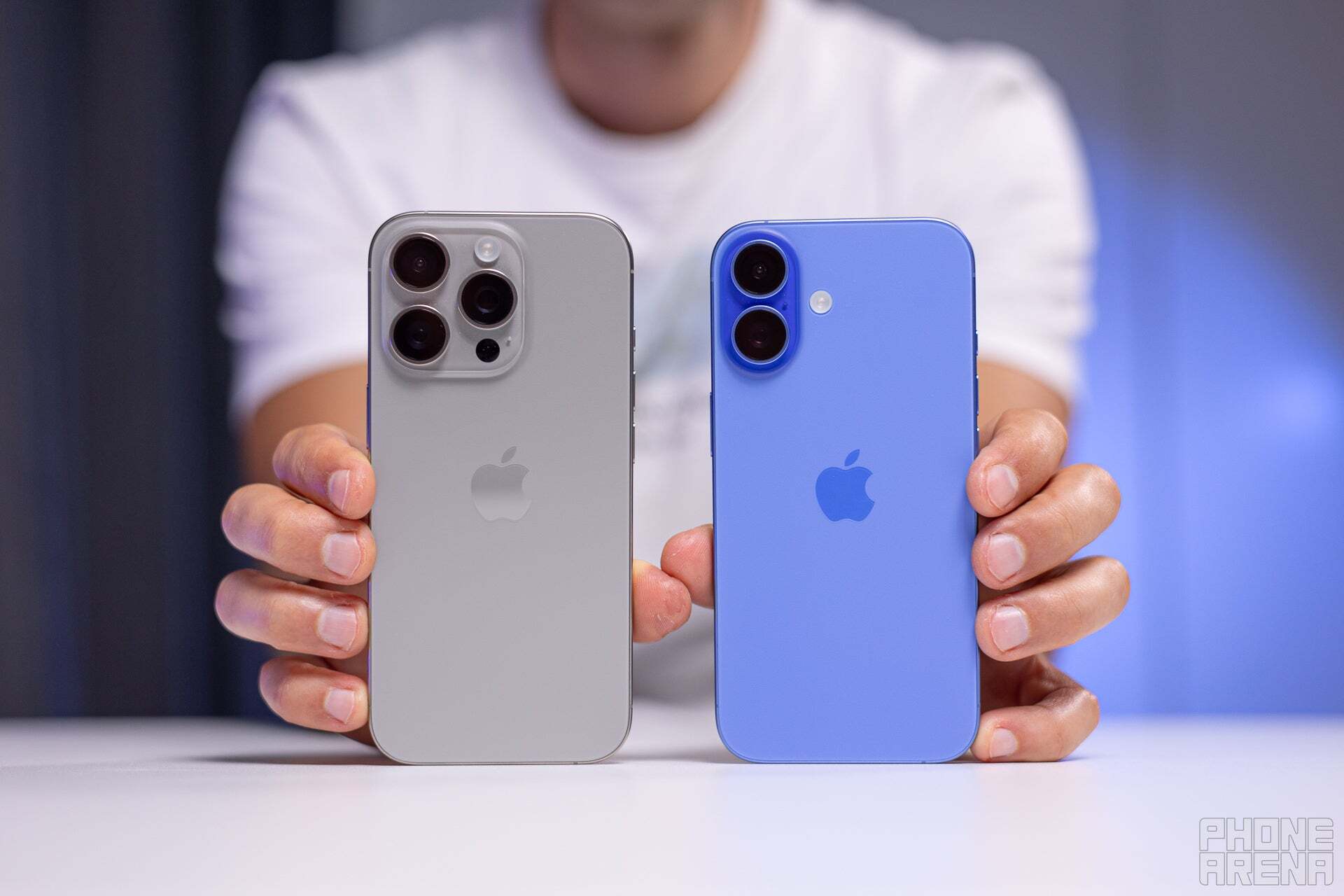 آیفون 16 Pro (L) با آیفون 16 (R) مقایسه می شود.