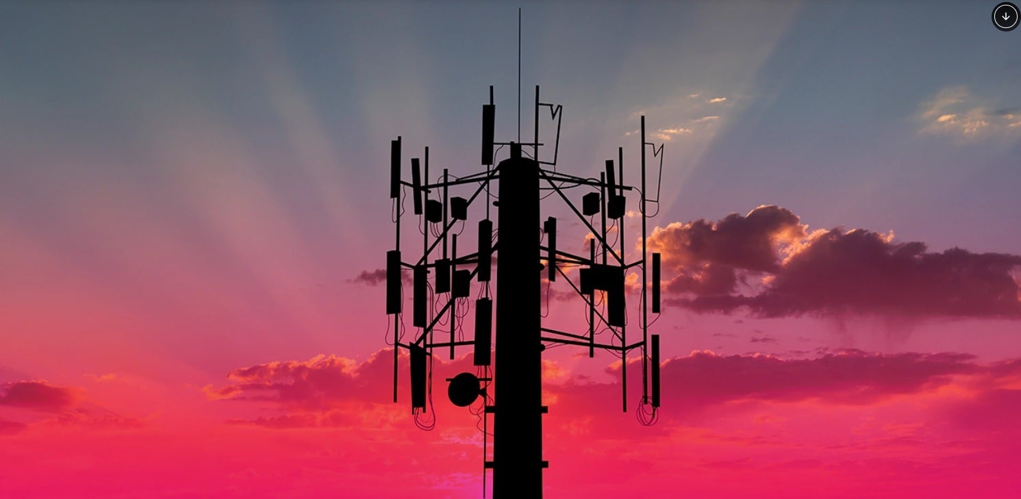 یک برج سلولی T-Mobile 5G در هنگام غروب آفتاب دیده می شود.
