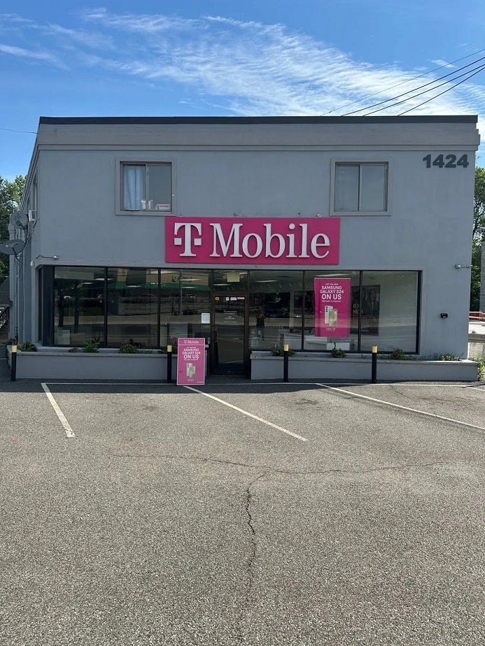خارج از یک فروشگاه T-Mobile در باتلر ، نیوجرسی. | Image Credit-T-Mobile-حتی یک مدیر موفق یک فروشگاه TPR T-Mobile هیچ امنیت شغلی ندارد