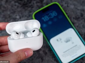 تماشا می شود؟ هشدار در مورد AirPods به عنوان متخصصان فاش می کنند رئیس شما می تواند حرکات شما را ردیابی کند