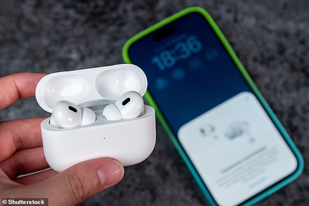 تماشا می شود؟ هشدار در مورد AirPods به عنوان متخصصان فاش می کنند رئیس شما می تواند حرکات شما را ردیابی کند