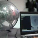 دانشمند پیام ناگوار به بشریت ارسال می کند پس از یافتن UFO که در نوشتن عجیب و غریب یافت می شود