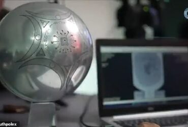 دانشمند پیام ناگوار به بشریت ارسال می کند پس از یافتن UFO که در نوشتن عجیب و غریب یافت می شود