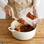 شما در حال تمیز کردن Tupperware اشتباه هستید! دانشمندان روش ساده برای از بین بردن لکه های نارنجی از ظروف را در عرض چند ثانیه فاش می کنند