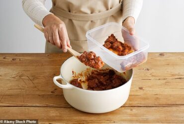 شما در حال تمیز کردن Tupperware اشتباه هستید! دانشمندان روش ساده برای از بین بردن لکه های نارنجی از ظروف را در عرض چند ثانیه فاش می کنند