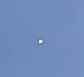 فیلم های UFO عجیب و غریب از کباب خانواده نشان می دهد که Orb سفید در حال حرکت به مدت 25 دقیقه در نور روز در آسمان است