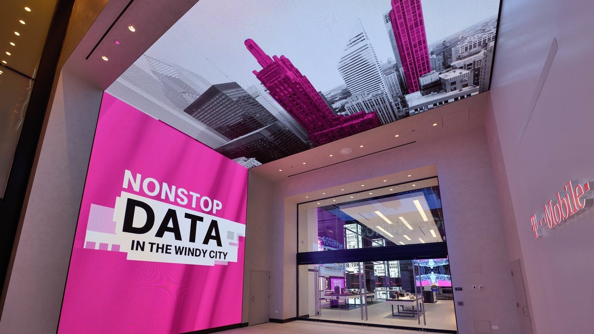 مشتریان ظاهراً به طور گسترده در حال خندق T-Mobile هستند اما رهبری در انکار است